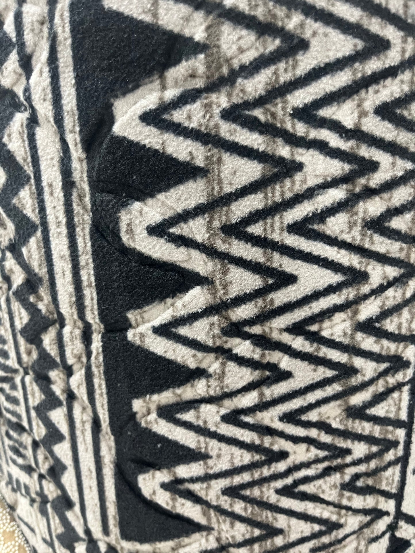 Tapis sur mesure "tribal noir" Ardasia