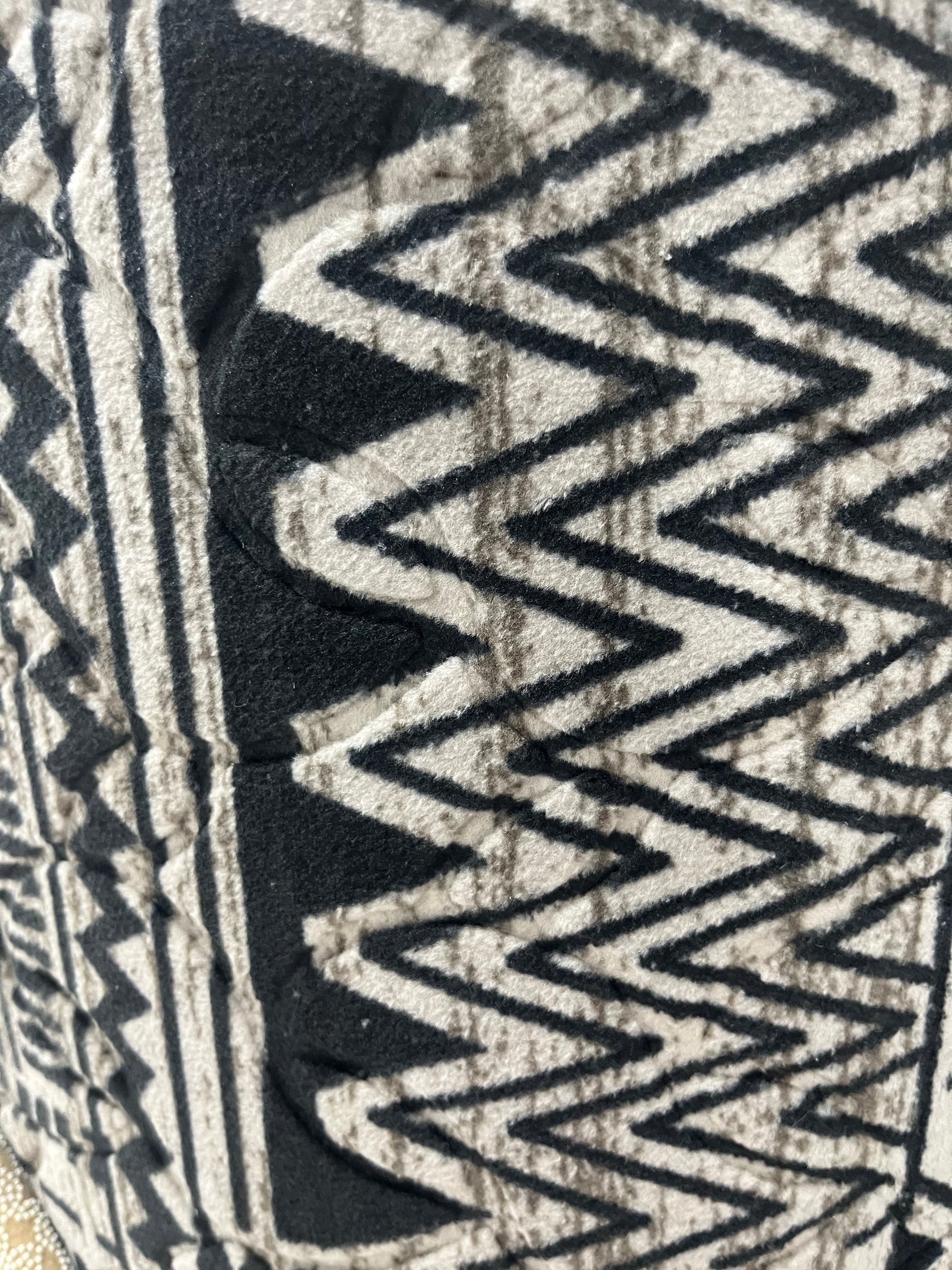 Tapis sur mesure "tribal noir" Ardasia