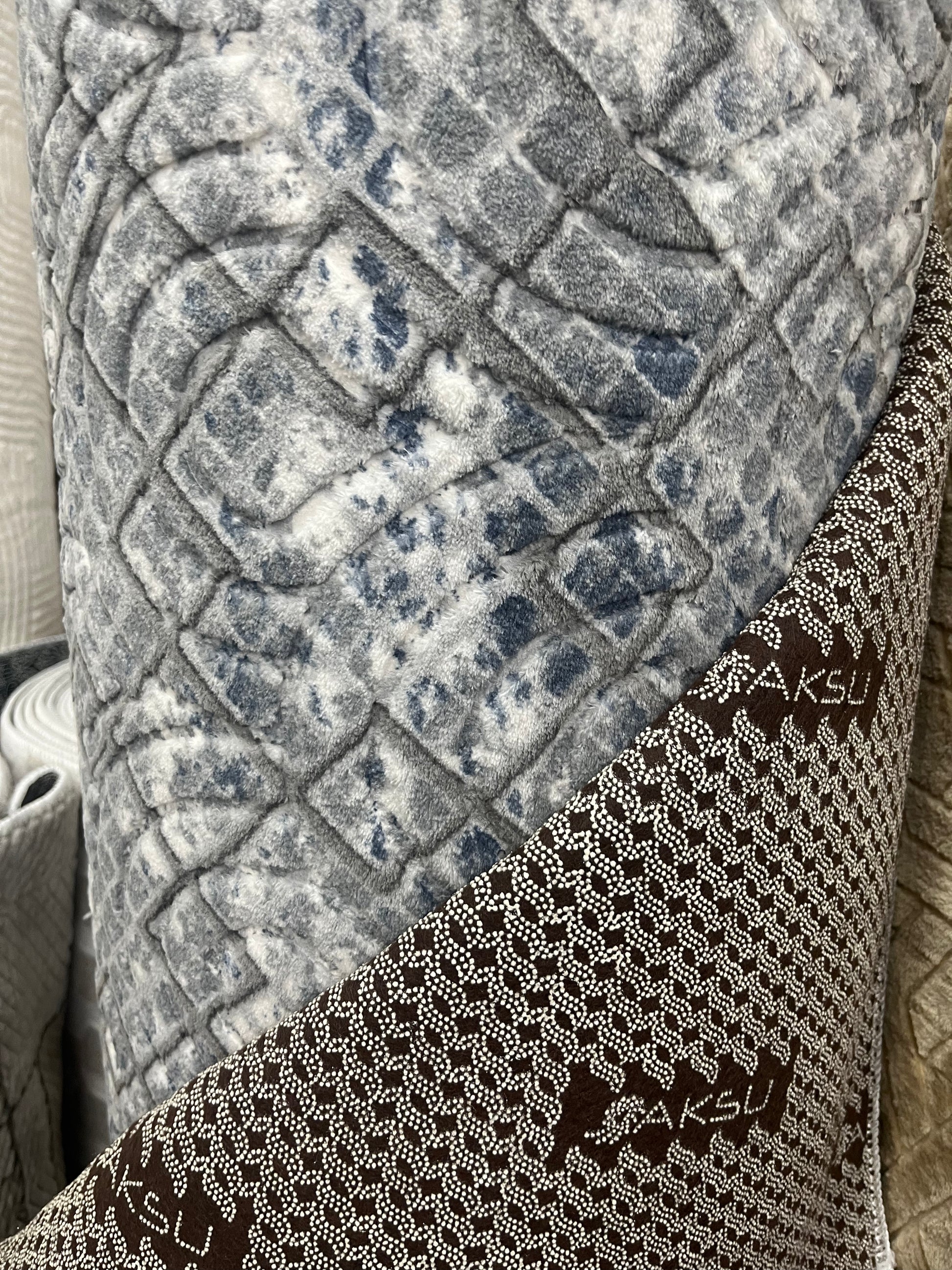 Tapis sur mesure "pavés bleutés" Ardasia